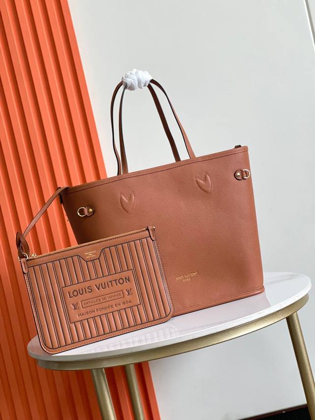 顶级头层，动态变码芯片，M11946，M12061 Neverfull Inside Out 中号手袋以 Monogram 帆布与粒面皮革演绎崭新双面设计，其可