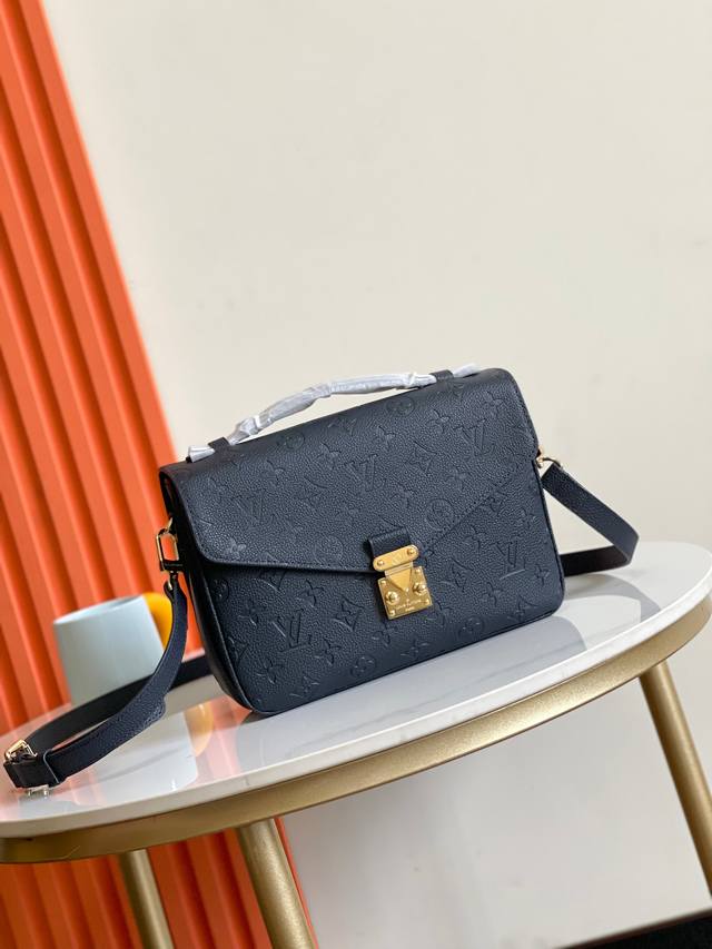 顶级原单41487克色44072米白 MéTis 手袋以内敛而不失巧思的设计演绎经典学院背包。柔软的 Monogram Empreinte 皮革塑造紧凑灵活的构