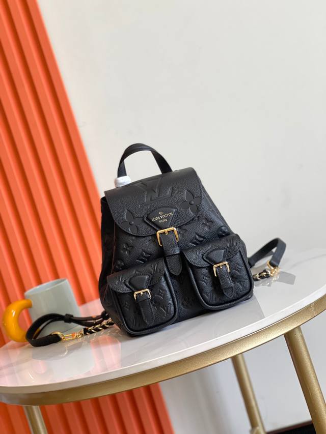 顶级原单头层皮.动态芯片47074本款 Backup 双肩包取材 Monogram Empreinte 牛皮革，低调铺陈 Monogram 压纹。可拆卸并调节的