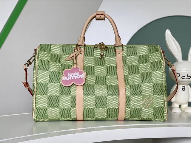 海原外单 独实家拍 M40713粉格 M 绿格 本款顶级原单 达米埃画布的“基波尔45”，将迷人的达米埃巨人图案与四种颜色的帕斯泰尔色相结合。可带上飞机 根据航