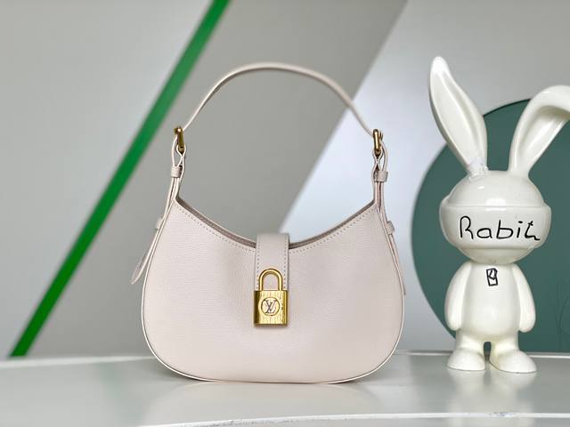 动态芯片 海原外单 独实家拍 M24611黑色 24885土黄，24990米白腋下包 以华美设计再度印证品牌精湛匠艺。柔软牛皮革浸染从容色调，可调节肩带与绒面内