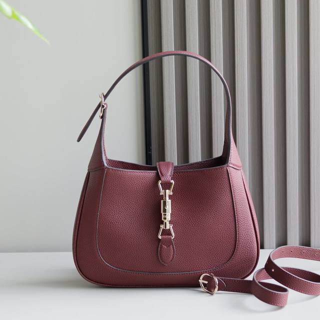 顶级原单 秋冬系列焕新演绎Gucci Jackie 1961系列肩背包，采用精细古驰安可拉红 Rosso Ancora 皮革制作，搭配全新浅金色调推入式锁扣开合