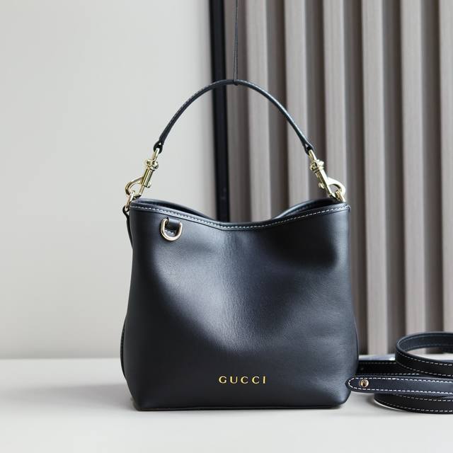 系列新品小水桶购物袋。小巧、精致，减龄设计，手提单肩和长肩带设计，内底功能区分合理。经典帆布Logo材质，可调节肩带，内底分区设计，内部口袋。，纯铜五金配原厂皮