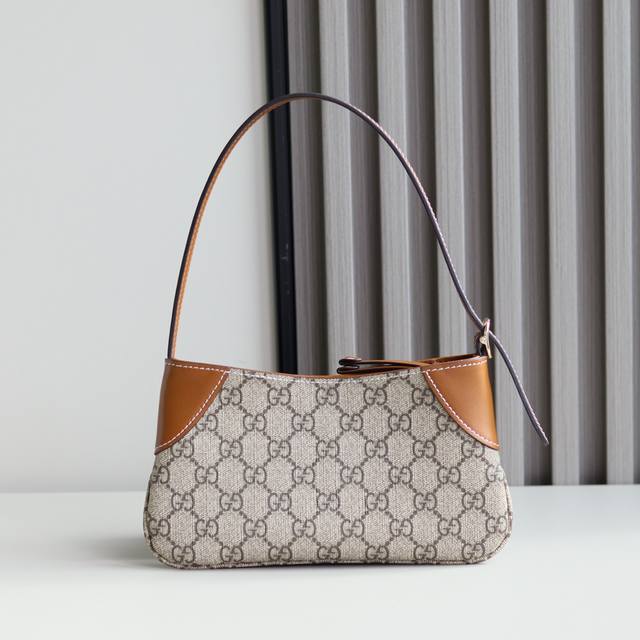 Gg Emblem系列超迷你肩背包 Gg Emblem系列以创意设计和创新功能焕新诠释经典图案，匠心缔造未来数年的珍藏之选。这款米色和深棕色超迷你肩背包焕新演绎