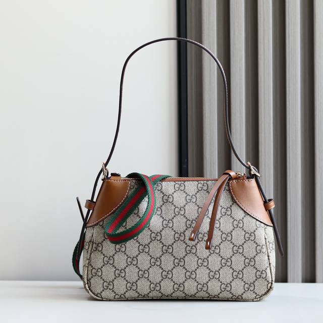 新品 Gg这款购物袋Gg图案和条纹织带这两种品牌颇有辨识性的元素融合成经典搭配，Ophidia世界的演化之路从未止息，加入别出心裁的款式造型，不断推陈出新 型号