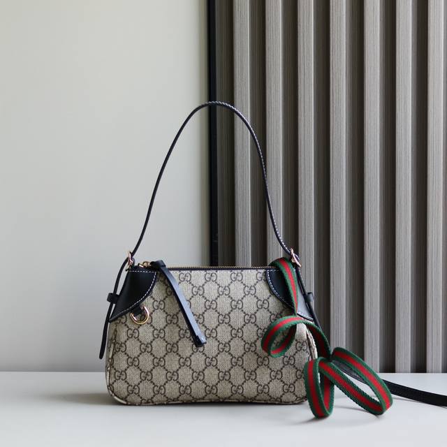 新品 Gg这款购物袋Gg图案和条纹织带这两种品牌颇有辨识性的元素融合成经典搭配，Ophidia世界的演化之路从未止息，加入别出心裁的款式造型，不断推陈出新 型号