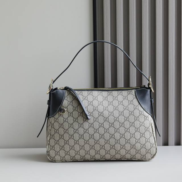 Emblem系列中号肩背包815216 Fad6L 9741 全新Gg Emblem系列焕新诠释品牌的隽永优雅风范和精湛工艺。这款中号肩背包配有可调节肩带和用于