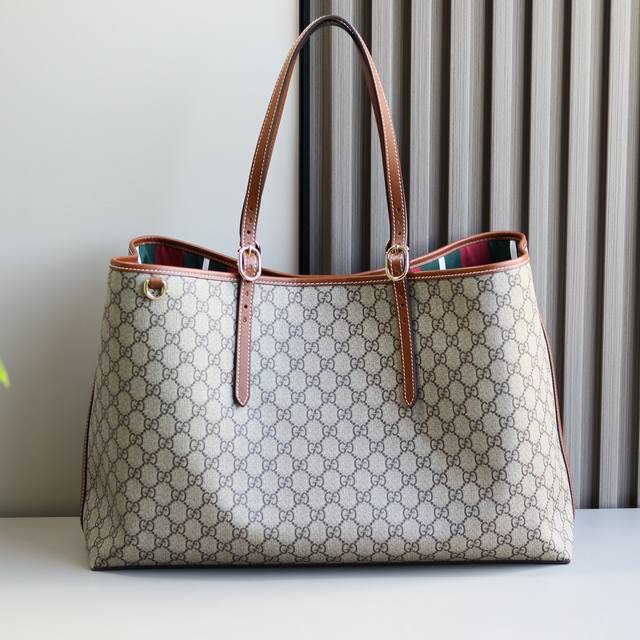 新品 Gg Emblem系列大号托特包 全新Gg Emblem系列焕新诠释品牌的隽永优雅风范和精湛工艺。这款大号托特包配有可调节提手，饰以示数孔眼，灵感源自马术