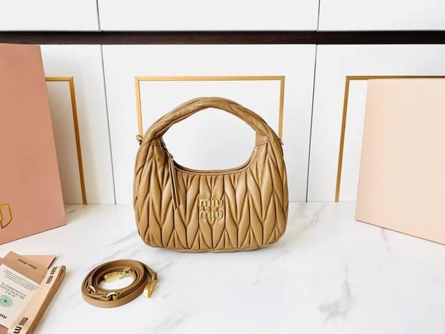 Miuwander 手袋，采用进口小羊皮经典品牌标志性Matelasse纹理绣花，复古磨砂五金，利用圆孤的曲线，保留了应有的俏皮感，包型整体硬挺有型，充满个性，