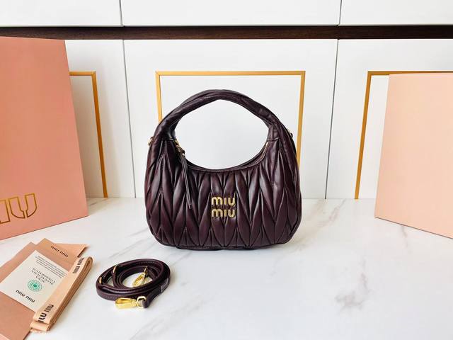 Miuwander 手袋,采用进口小羊皮经典品牌标志性Matelasse纹理绣花,复古磨砂五金,利用圆孤的曲线,保留了应有的俏皮感,包型整体硬挺有型,充满个性, Miuwander 手袋,采用进口小羊皮经典品牌标志性Matelasse纹理绣花,复古磨砂五金,利用圆孤的曲线,保留了应有的俏皮感,包型整体硬挺有型,充满个性,