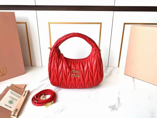 Miuwander 手袋，采用进口小羊皮经典品牌标志性Matelasse纹理绣花，复古磨砂五金，利用圆孤的曲线，保留了应有的俏皮感，包型整体硬挺有型，充满个性，