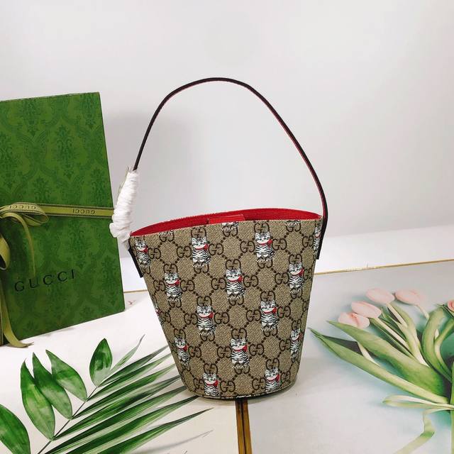 顶级原厂皮，专柜品质，顶级原单货，实物实拍！款号：752356小猫，尺寸：18.5宽*16.5高*7.5深，现货出货