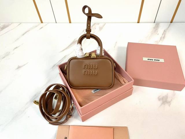 M家 Miumiu 迷你公文包已上线啦 对迷你的东西毫无抵抗力 太可爱辣 超级Mini谁不爱 不仅可以单肩斜挎 还可以别腰带上 叠加大包挂饰都很 Miu真是太懂 M家 Miumiu 迷你公文包已上线啦 对迷你的东西毫无抵抗力 太可爱辣 超级Mini谁不爱 不仅可以单肩斜挎 还可以别腰带上 叠加大包挂饰都很 Miu真是太懂