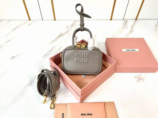 M家 Miumiu 迷你公文包已上线啦 对迷你的东西毫无抵抗力 太可爱辣 超级Mini谁不爱 不仅可以单肩斜挎 还可以别腰带上 叠加大包挂饰都很 Miu真是太懂