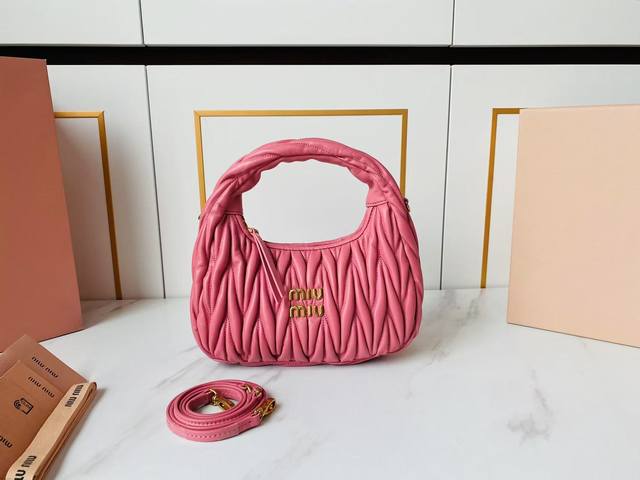 Miuwander 手袋，采用进口小羊皮经典品牌标志性Matelasse纹理绣花，复古磨砂五金，利用圆孤的曲线，保留了应有的俏皮感，包型整体硬挺有型，充满个性，