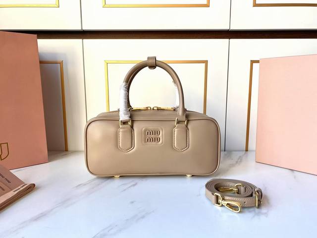 特级五金原厂皮 配全套包装 款号:5Bb148,这款中号Arcadie皮革手袋传递出将对当前现实的反思转化为独特版型的时尚理念。轻软包设计让手袋看起来更为饱满, 特级五金原厂皮 配全套包装 款号:5Bb148,这款中号Arcadie皮革手袋传递出将对当前现实的反思转化为独特版型的时尚理念。轻软包设计让手袋看起来更为饱满,