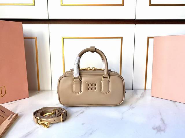 特级五金原厂皮 配全套包装 款号：5Bb142，颜色：黑色，米白色，干邑色，泥灰色，石楠色，Miu家新款保龄球包包，官网主推，今年绝对爆款式，顶级进口小牛皮，M