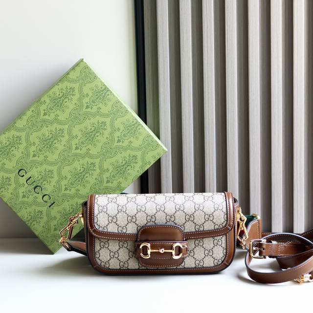 特价 新品配双肩带 早春新款-Gg Horsebit 1955马鞍法棍包，近半年来我最最心动的单品，居然可以把马鞍包改成当下最时尚的腋下包，斜挎则改成了金属链条