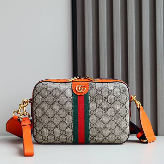 特价 Ophidia系列肩背包承袭历久弥坚的设计，采用从20世纪30年代典藏设计中汲取灵感的传统米色和乌木色Gg Supreme帆布材质精心打造。经典双G金属配