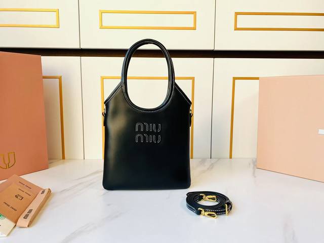 特级原厂皮 5Ba281M家新品迷你托特包，新尺寸小巧可爱适配度高，时髦别致又百搭，细节精致考究，经典浮雕字母徽标增添别具一格的格调与辨识度，延续 Miu复古风