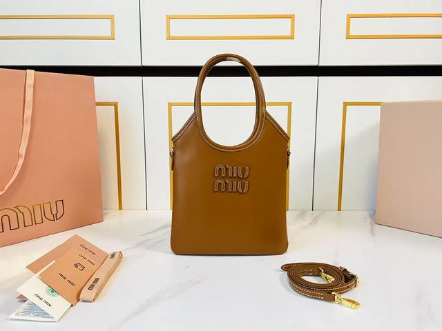 特级原厂皮 5Ba281M家新品迷你托特包，新尺寸小巧可爱适配度高，时髦别致又百搭，细节精致考究，经典浮雕字母徽标增添别具一格的格调与辨识度，延续 Miu复古风