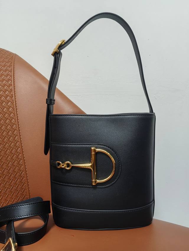 2025春夏系列 Gucci 73系列从与其系列名同年推出的一款典藏水桶包中撷取创作灵感。这款包袋以现代美学演绎马衔扣造型配件,可以斜挎、肩背,也可以作为手提包 2025春夏系列 Gucci 73系列从与其系列名同年推出的一款典藏水桶包中撷取创作灵感。这款包袋以现代美学演绎马衔扣造型配件,可以斜挎、肩背,也可以作为手提包