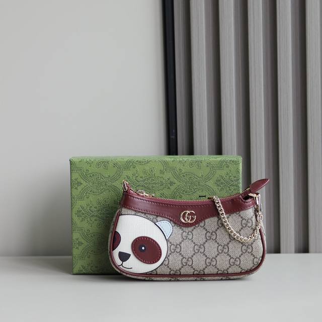 顶级原单新品 饰熊猫细节Gg迷你手袋 款号 818763 Faeeo 8575 猫咪、小狗和熊猫等可爱俏皮的动物们齐聚一堂，为多款以全新Gg字母图案涂层织物打造