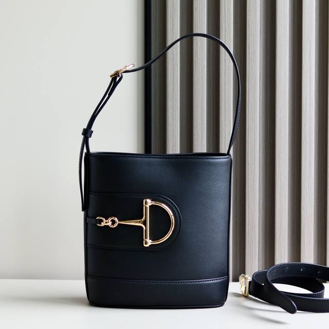 顶级原单 2025春夏系列 Gucci 73系列从与其系列名同年推出的一款典藏水桶包中撷取创作灵感。这款包袋以现代美学演绎马衔扣造型配件，可以斜挎、肩背，也可以