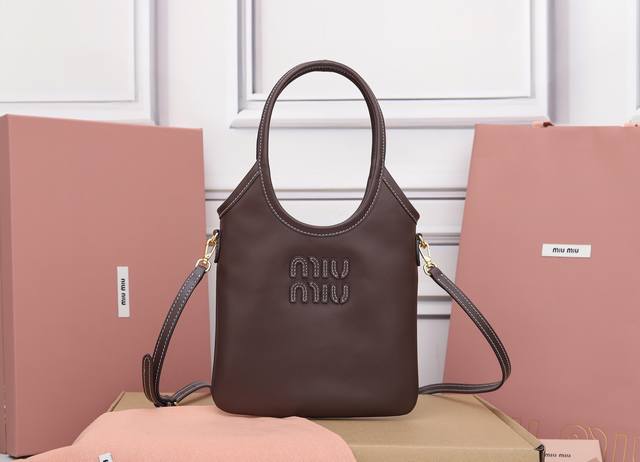 特级原厂皮 5Ba281M家新品迷你托特包，新尺寸小巧可爱适配度高，时髦别致又百搭，细节精致考究，经典浮雕字母徽标增添别具一格的格调与辨识度，延续 Miu复古风