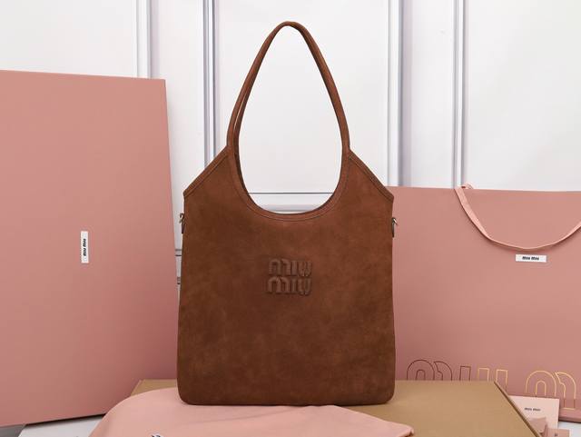 特级原厂皮 5Bg231M家新款Hobo 托特腋下包，秋冬系列限定款，这款设计得能让更多美眉轻松驾驭 Effor 的时髦感，背上竟然能显得人侧面很薄，包包自重也