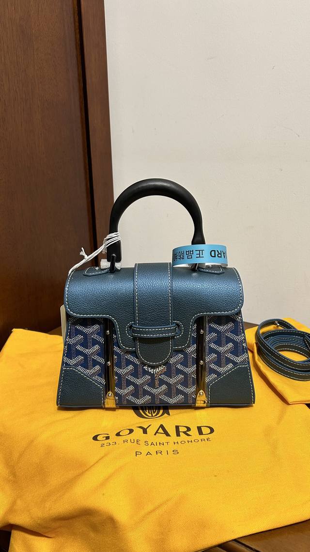 珠光上新！配原版盒 原厂皮 Goyard 戈雅Sagon包于二十世纪三十年代问世，继推出柔软版Sagon迷你包后，Goyard推陈出新，坚持对创意的不断追求与突