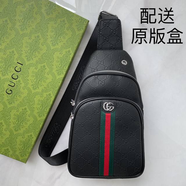 配送原版盒 原单货 古驰原单正品新款：专柜同款高端男士休闲胸包做工超级精致优雅。配用进口原料牛皮专柜专用五金和专用里布包装袋。皮质手感柔软舒适“超级上档次 型号