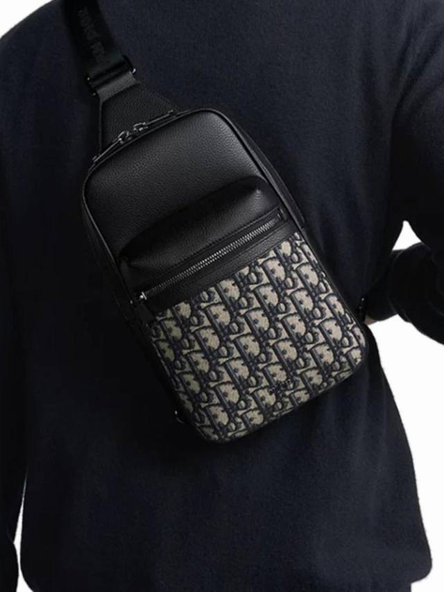 爆款来袭,这款Rider 2.0腰包是一款实用而现代的款式。采用米色和黑色Oblique印花精心制作,饰以同色调粒面牛皮革细节和Dior标志。主隔层和前袋均配有 爆款来袭,这款Rider 2.0腰包是一款实用而现代的款式。采用米色和黑色Oblique印花精心制作,饰以同色调粒面牛皮革细节和Dior标志。主隔层和前袋均配有