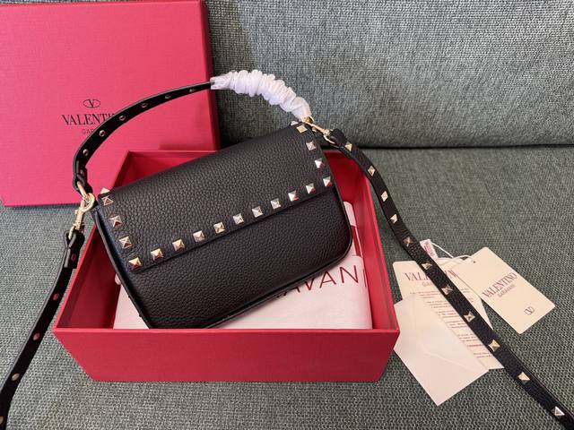黑色 Valentino 华伦天奴信封小斜挎包，手包 配以可拆卸肩带，翻盖磁扣开合，周身浅金钉装饰 尺寸：13.5X19X3Cm 型号：3022