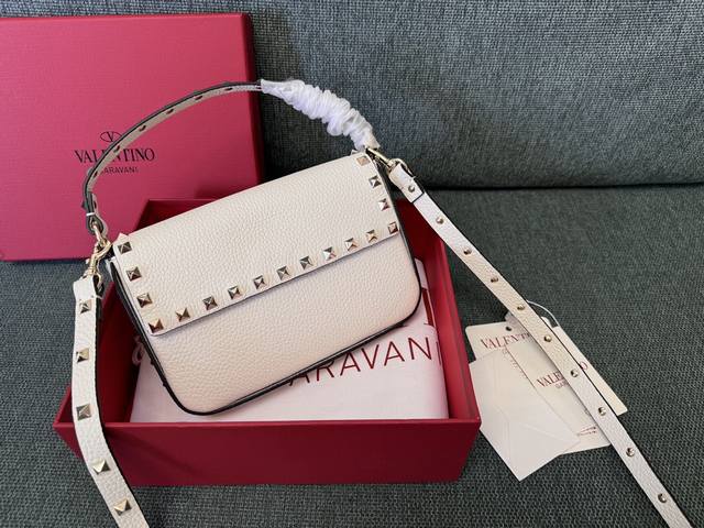 白色 Valentino 华伦天奴信封小斜挎包，手包 配以可拆卸肩带，翻盖磁扣开合，周身浅金钉装饰 尺寸：13.5X19X3Cm 型号：3022