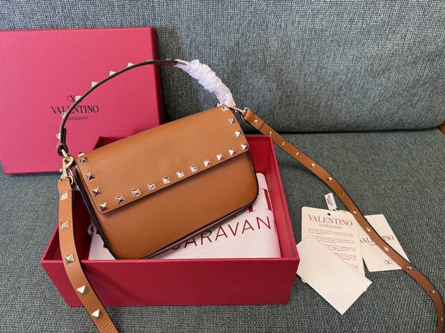 棕色 Valentino 华伦天奴信封小斜挎包，手包 配以可拆卸肩带，翻盖磁扣开合，周身浅金钉装饰 尺寸：13.5X19X3Cm 型号：3022