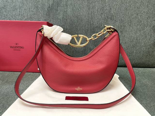 上新型号：0003 月亮包 Valentino Garavani Vlogo Moon小号链条皮革 Hobo手袋。得益于一根链条和可拆卸皮革肩带，这款手袋即可肩