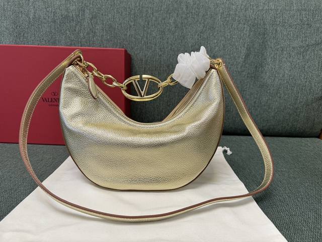 上新型号：0003 月亮包 Valentino Garavani Vlogo Moon小号链条皮革 Hobo手袋。得益于一根链条和可拆卸皮革肩带，这款手袋即可肩