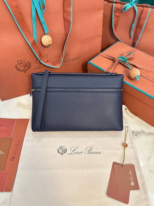 Loro Piana Extra Pouch 手拿包 搭配可拆卸拉链饰以同色徽标 顶级版本 进口小牛皮 海军蓝 尺寸 : 29*18*5Cm - 点击图像关闭