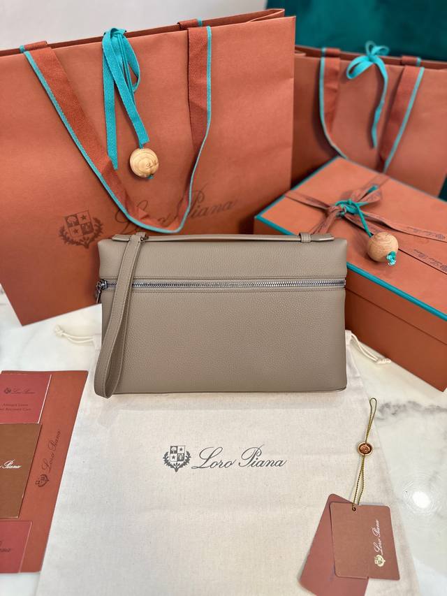 Loro Piana Extra Pouch 手拿包 搭配可拆卸拉链饰以同色徽标 顶级版本 进口小牛皮 大象灰 尺寸 : 29*18*5Cm