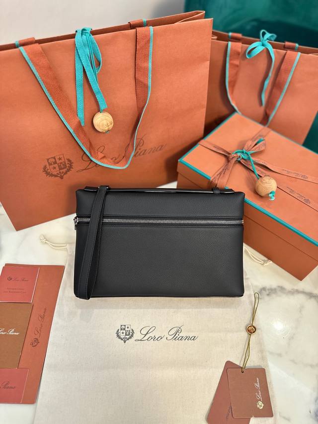 Loro Piana Extra Pouch 手拿包 搭配可拆卸拉链饰以同色徽标 顶级版本 进口小牛皮 黑色 尺寸 : 29*18*5Cm - 点击图像关闭