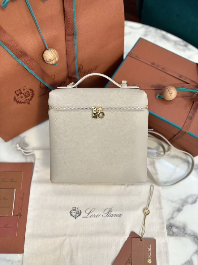 Loro Piana Extra Pocket Backpack 顶级版本 意大利原厂进口小牛皮 石灰色 金扣 原厂进口全钢五金 对版Zp 尺寸 : 23×21