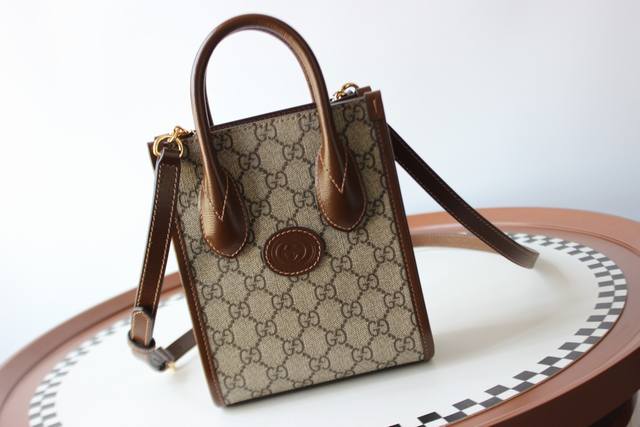 顶级原单原厂皮 新款专柜品质，顶级原单货，实物实拍，款号：671623，尺寸：16X20X7Cm，材质，意大利原厂牛皮，我一直很爱用托特包Tote Bags，一