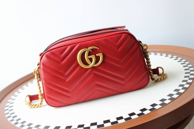 意大利原厂皮意 新款专柜品质，顶级原单货，实物实拍，款号：447632，尺寸：24X12X7，材质，顶级头层牛皮，Gg Marmont相机包采用极具结构感的柔软