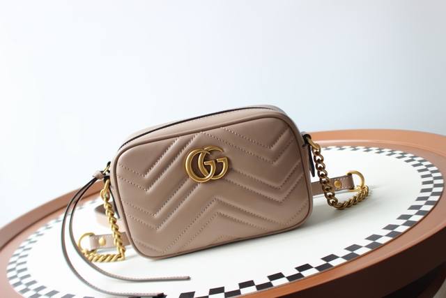 意大利原厂皮 新款专柜品质，顶级原单货，实物实拍，款号：448065，尺寸：18X12X6，材质，意大利进口原厂皮，Gg Marmont相机包采用极具结构感的柔