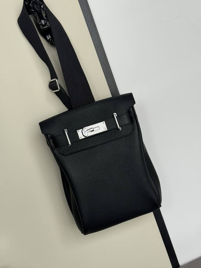 顶级专柜老鼠狠货最新款式爱马仕全钢全皮胸包男女通用爆款大量出货拉,叫嚣专柜货顶级原单货纸上谈兵吹牛皮的咱不会，请让狠货说话。款式可以复制抄袭，材料做工骗不了懂的