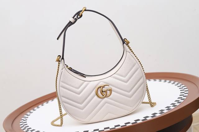 意大利原厂皮 Gucci新款专柜品质，顶级原单货，实物实拍，款号：699514，尺寸：21.5X11X5Cm，材质，意大利原厂牛皮，这款迷你手袋采用新月形轮廓和