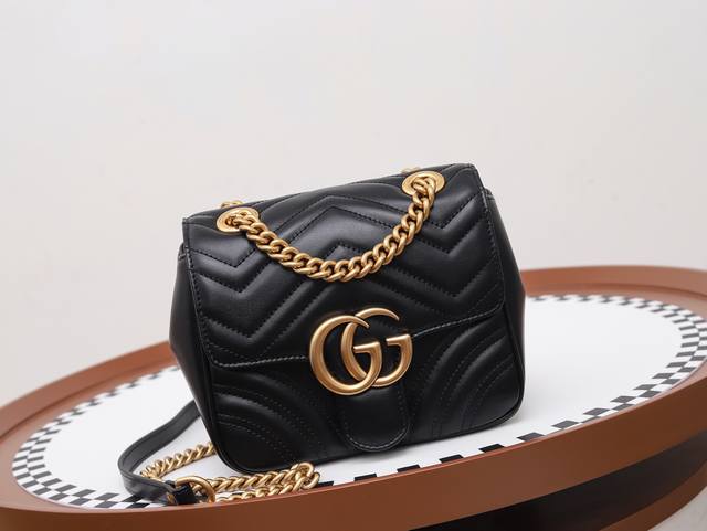 意大利原厂皮 Gucci新款专柜品质，顶级原单货，实物实拍，款号：739682，尺寸：18X13.5X8Cm，材质，意大利原厂牛皮，令人欲罢不能的Gg Marm