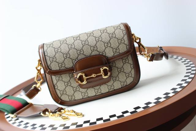 意大利原厂皮 新款专柜品质，顶级原单货，实物实拍，款号：658574，尺寸：20.6X14.4X5.1，材质，意大利进口原厂牛皮，满满的复古味！马鞍包1955系