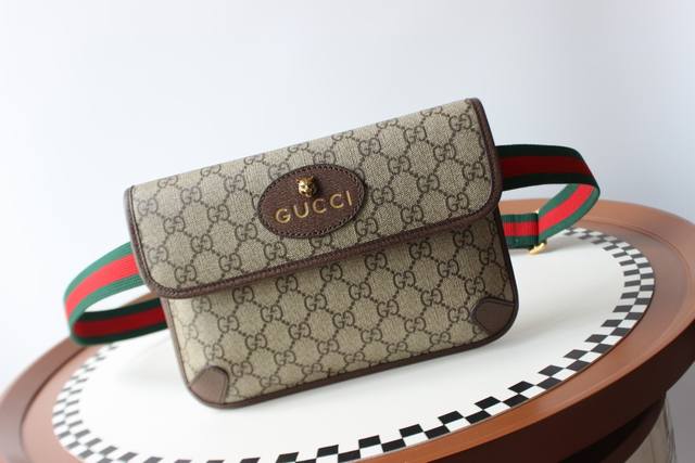 意大利原厂皮 新款专柜品质，顶级原单货，实物实拍，款号：493930，尺寸：24X17X3.5，材质，啡胶啡皮配红绿织带，新款胸包，时尚潮流！